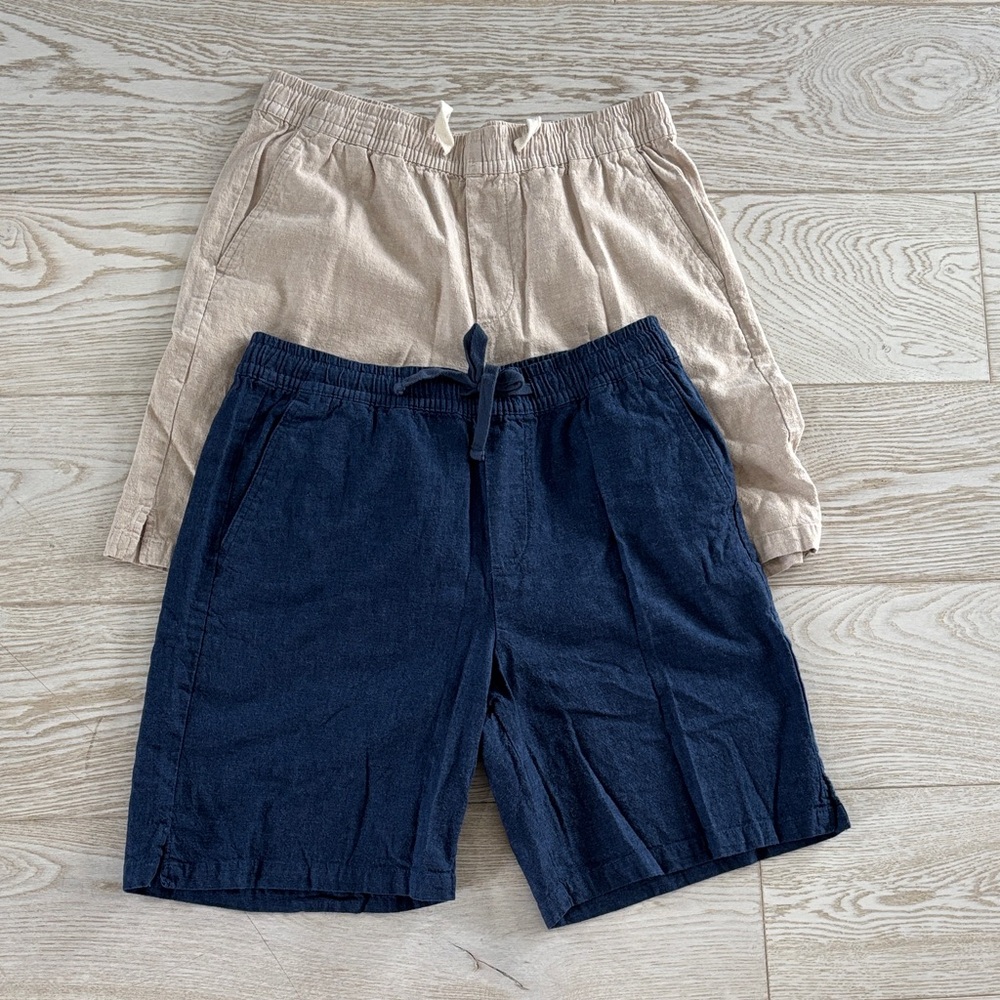 Men’s Gap size small 2-pack linen shorts.